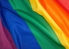 bandera textil del arco iris con ondas, símbolo de la libertad de elección de lesbianas, gays, bisexuales foto