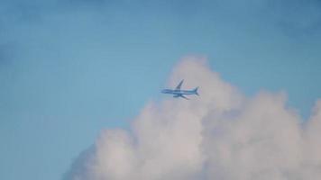 Amsterdam, de Nederland juli 25, 2017 - tui vlieg boeing 787 dreamliner beklimmen, vertrek van schiphol luchthaven, Amsterdam, Holland video