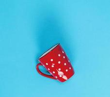 taza de cerámica roja vacía en un círculo blanco foto