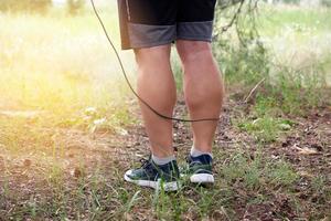 hombre adulto vestido de azul sosteniendo una cuerda para saltar para practicar deportes foto