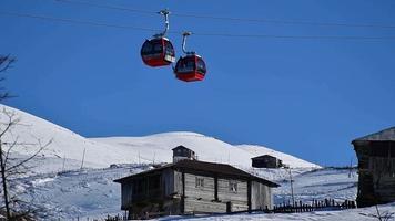 cabañas de teleférico en estación de esquí en el cáucaso video