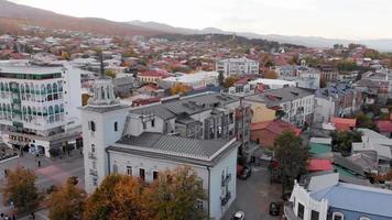 telavi, georgia, 2022 - panorama aéreo de drones de los edificios del casco antiguo de telavi. telavi es la ciudad principal de la provincia de kakheti en georgia video