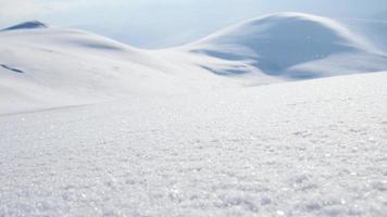 hermosos patrones de nieve fresca. fondo de invierno. textura de cerca. enfoque selectivo y dof bajo. esquí de travesía después de un día en polvo. video