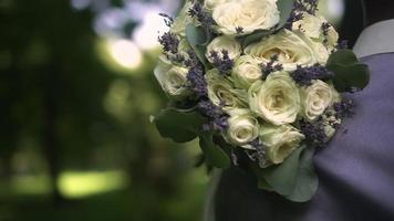 la mariée pose un bouquet sur l'épaule du marié video