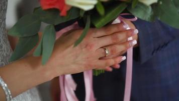 le marié donne à la mariée un beau bouquet de mariage. video