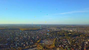 aereo Visualizza di colorato palloncini al di sopra di il città video