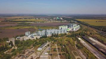 vista aérea de terras agrícolas e silo de grãos video