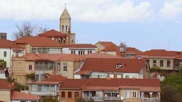 känd resa destination stad av kärlek sighnaghi i georgien. röd hustak och traditionell hus i alazani dal. stänga upp st.george torn klocka landmärke video