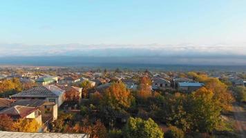 vista aérea panorâmica da cidade de telavi com edifícios georgianos tradicionais e vale alazani e fundo das montanhas do cáucaso video