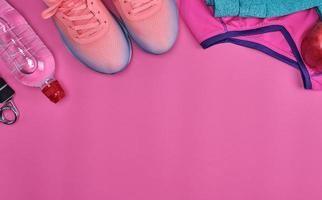 calzado deportivo textil y otros artículos para fitness foto