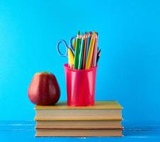 manzana roja y pila de libros foto