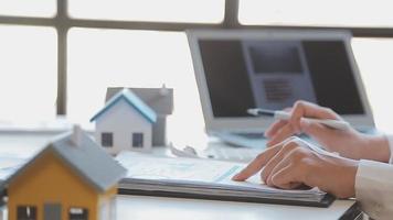 verklig egendom mäkleri ombud leverera en prov av en modell hus till de kund, inteckning lån avtal framställning hyra och uppköp en hus och kontrakt Hem försäkring begrepp