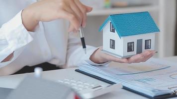 verklig egendom mäkleri ombud leverera en prov av en modell hus till de kund, inteckning lån avtal framställning hyra och uppköp en hus och kontrakt Hem försäkring begrepp video
