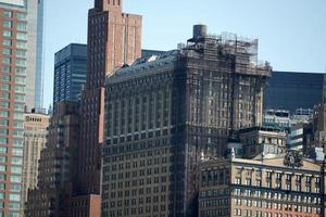 detalle de los rascacielos de nueva york vista del paisaje urbano desde la isla de la libertad del río hudson foto