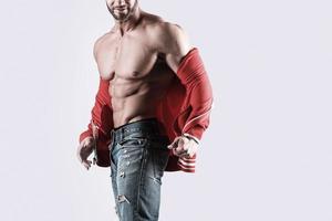 hombre musculoso culturista usando jeans foto