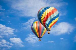 hermosos globos aerostáticos contra un cielo azul profundo foto