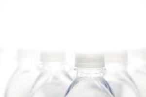 Resumen de botellas de agua con espacio de copia en blanco foto
