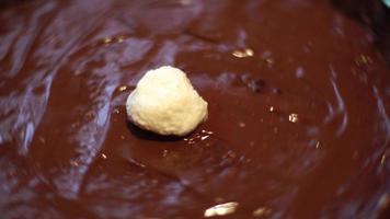 der Prozess des Kochens von Schokoladenkuchen video