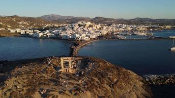 Luftaufnahme von Naxos und Apollo-Tempel in Portara, Ägäische Kykladen-Insel, Griechenland video