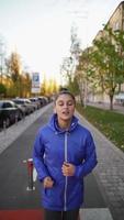 la vista frontal de una mujer hermosa está trotando al aire libre el día de otoño. foto