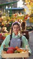 mujer en el mercado de otoño video