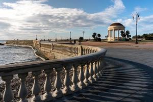 livorno, italia-27 de noviembre de 2022-mirador de la terraza mascagni en livorno durante un día soleado foto