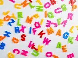 letras del alfabeto inglés multicolores sobre un fondo blanco foto