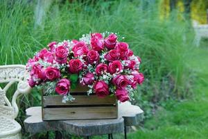 hermosas rosas coloridas en la mesa para el festivo año nuevo 2023 foto