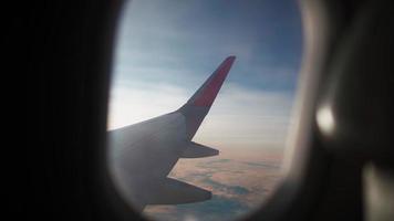 Blick aus dem Fenster eines fliegenden Flugzeugs auf die schönen Wolken. Luftverkehrskonzept. video