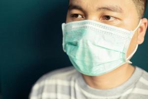 los hombres usan máscaras para protegerlos del virus, covid 19 y baterías. foto