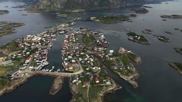 henningsvaer par drone dans les îles lofoten en norvège video