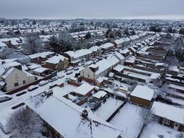 vista de ángulo alto del paisaje y el paisaje urbano de luton del norte cubierto de nieve, imágenes aéreas de la ciudad de luton del norte de inglaterra reino unido después de la caída de la nieve. la 1ra nevada de este invierno de 2022 foto