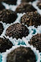 macro primer plano de brigadeiros, dulces tradicionales brasileños hechos de chocolate y leche condensada foto