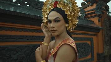 eine balinesische braut, während sie bei der hochzeitszeremonie ein traditionelles kleid aus bali trägt