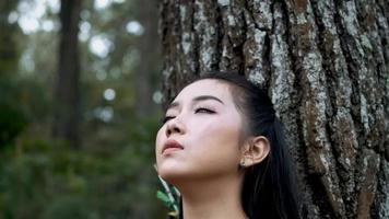 mujer vestida de negro entrando en pánico en el bosque video