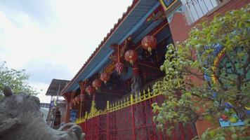 una arquitectura de un templo chino con un diseño único y colores rojos