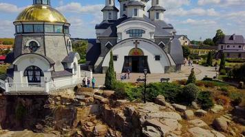 buky, parque paisagístico da ucrânia, igreja de st. eugênio, vista aérea. video
