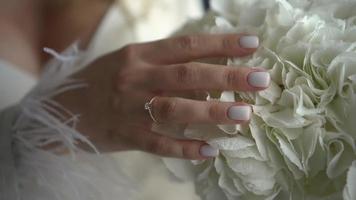 Hochzeitsstrauß in den Händen der Braut video