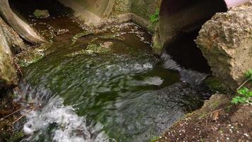 el agua sale de la tubería hacia el canalón. video