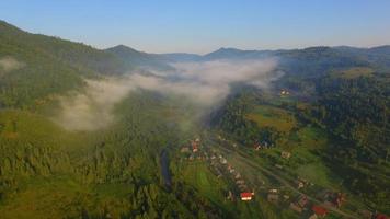 vista aérea hermoso pueblo de cañón ubicado a lo largo del río. video