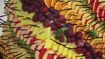 une pyramide de fruits tropicaux tranchés lors d'un buffet de mariage video