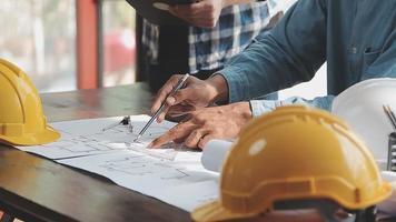 deux hommes d'affaires ingénieur de chantier. objets d'ingénierie sur le lieu de travail avec des partenaires interagissant en arrière-plan video