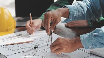 twee bedrijf Mens bouw plaats ingenieur. bouwkunde voorwerpen Aan werkplaats met partners interactie Aan achtergrond video