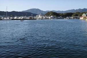 vista desde el ferry a lo largo de la costa de kii katsuura, japón foto