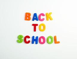 inscripción de regreso a la escuela con letras de plástico multicolor foto