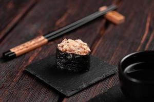 gunkan maki sushi de pescado salmón, vieiras, percas, anguilas, camarones y caviar sobre fondo de mesa de madera. menú de sushi comida japonesa sushi set gunkans foto