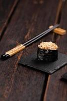 gunkan maki sushi de pescado salmón, vieiras, percas, anguilas, camarones y caviar en primer plano de fondo de mesa de madera. menú de sushi comida japonesa sushi set gunkans foto