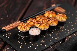 maki roll sushi japonés caliente con primeros planos de camarones - concepto de comida asiática foto