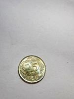 foto blanca aislada de una moneda con una denominación de 25 kurus lira turca