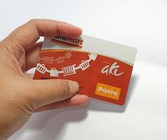 java occidental, indonesia en julio de 2022. foto aislada de una mano sosteniendo una tarjeta de fidelidad, tarjeta de regalo alfa.